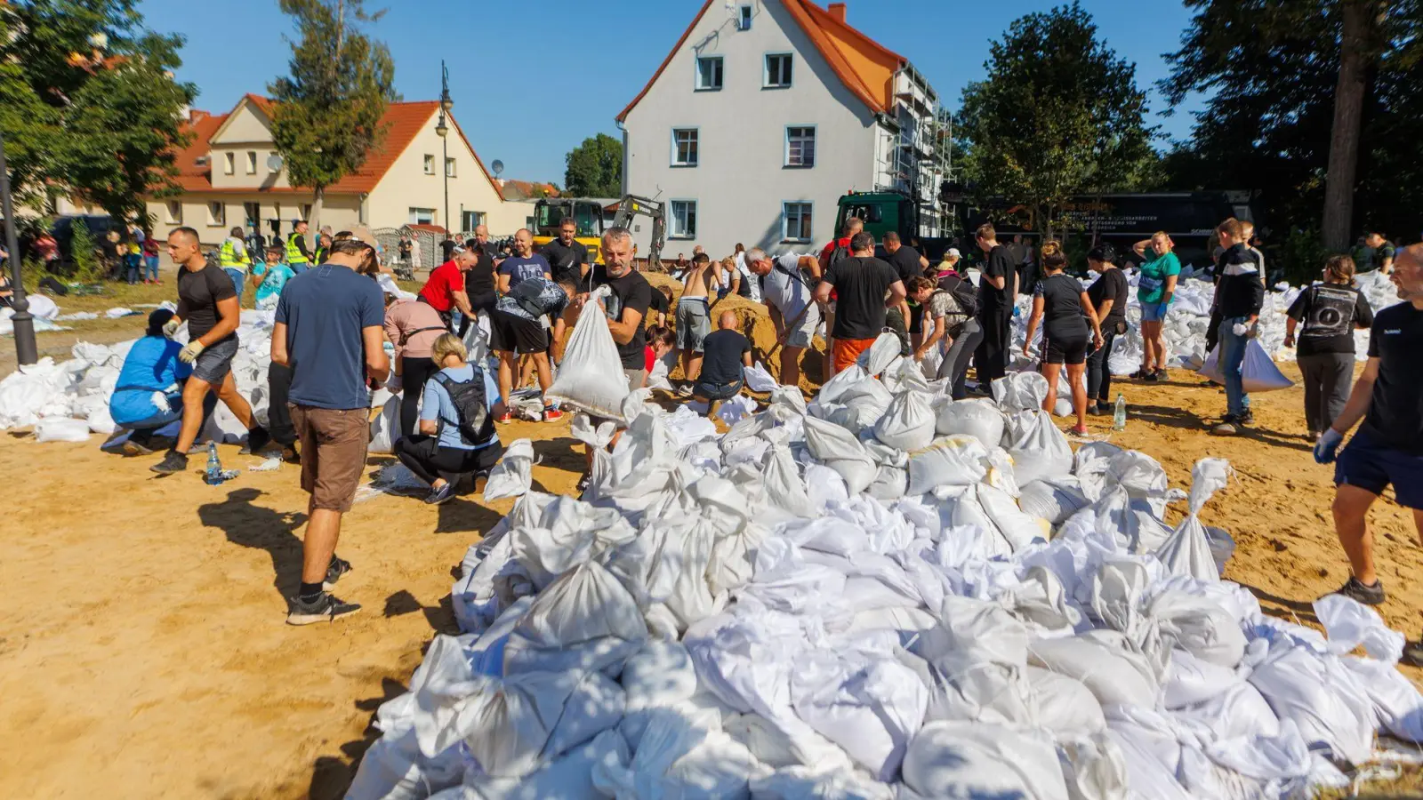 Menschen arbeiten in Polen an der Verstärkung der Deiche. (Foto: Krzysztof Zatycki/ZUMA Press Wire/dpa)