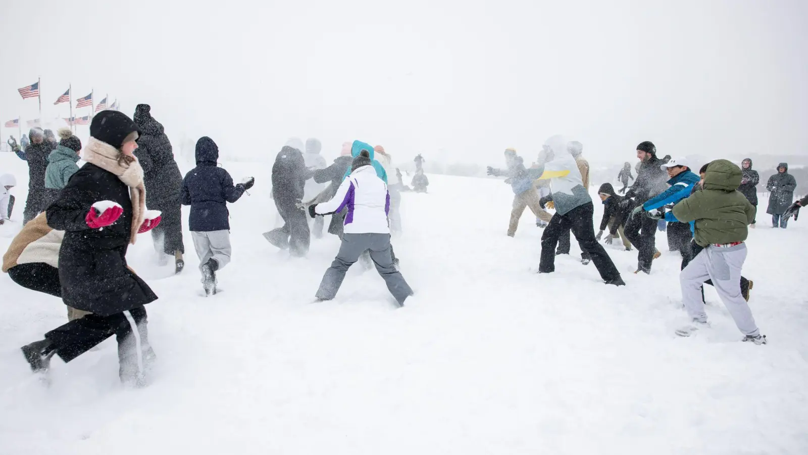 Das Extremwetter bringt auch Spaß, wie etwa bei einer ausgelassenen Schneeballschlacht in der US-Hauptstadt Washington.  (Foto: Mehmet Eser/ZUMA Press Wire/dpa)