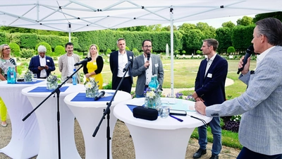 An der Diskussionsrunde nahmen teil (von links): Karin Bucher, Dr. Armin Zitzmann, Dr. Simon Amesöder, Susanne Oppel, Johannes Riegel, Andreas Keller, Achim Schneider und Klaus Seeger. (Foto: Jim Albright)