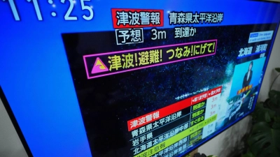 Landesweit wurde die Tsunami-Warnung per Fernsehen verbreitet. (Foto: Eugene Hoshiko/AP/dpa)