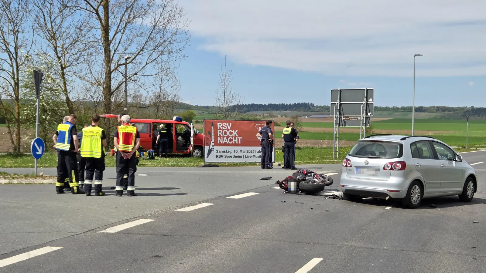In Sugenheim prallte ein Motorradfahrer auf einen Pkw. Dessen Fahrer wollte nach links auf die vorfahrtsberechtigte Staatsstraße einbiegen. (Foto: Kreisfeuerwehrverband Neustadt/Rainer Weiskirchen)