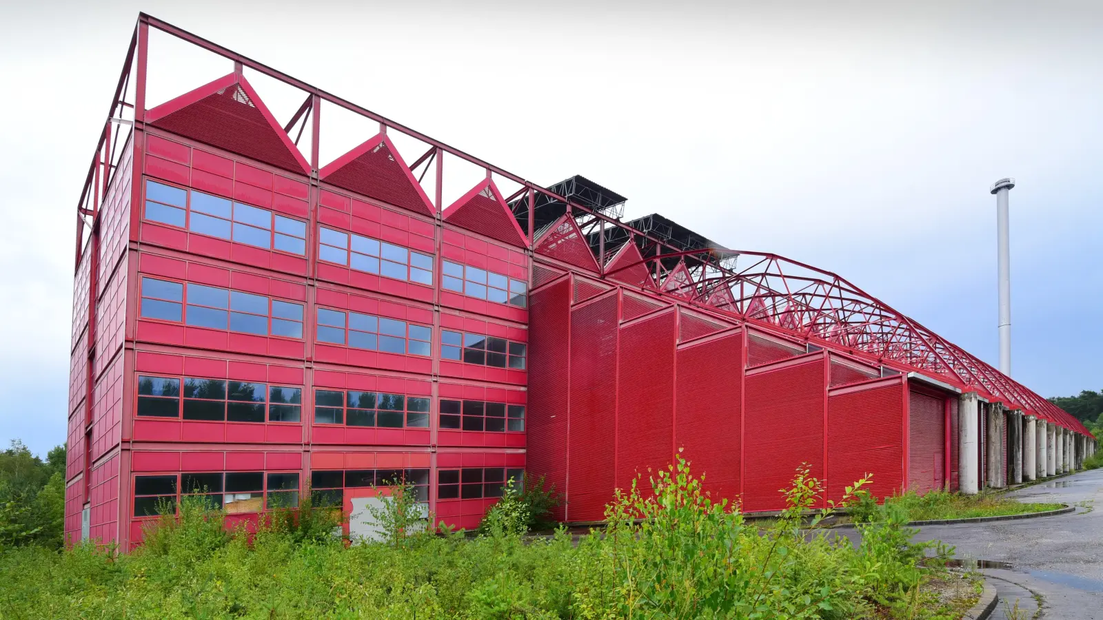 2019 stand das rote Stahlungetüm noch auf dem Areal an der Autobahn, inzwischen ist dort eine Logistikhalle entstanden. (Foto: Jim Albright)
