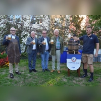 Ließen sich im Rahmen der Bierprobe das diesjährige Mooswiesenbier schmecken: Bürgermeister Dr. Ulrich Grünwald, die Festwirte Joachim und Christian Papert, Brauereichef der Landwehr-Bräu Gerhard Ilgenfritz sowie Braumeister Friedrich Pehl (v. li. n. re.). (Foto: Peter Tippl)
