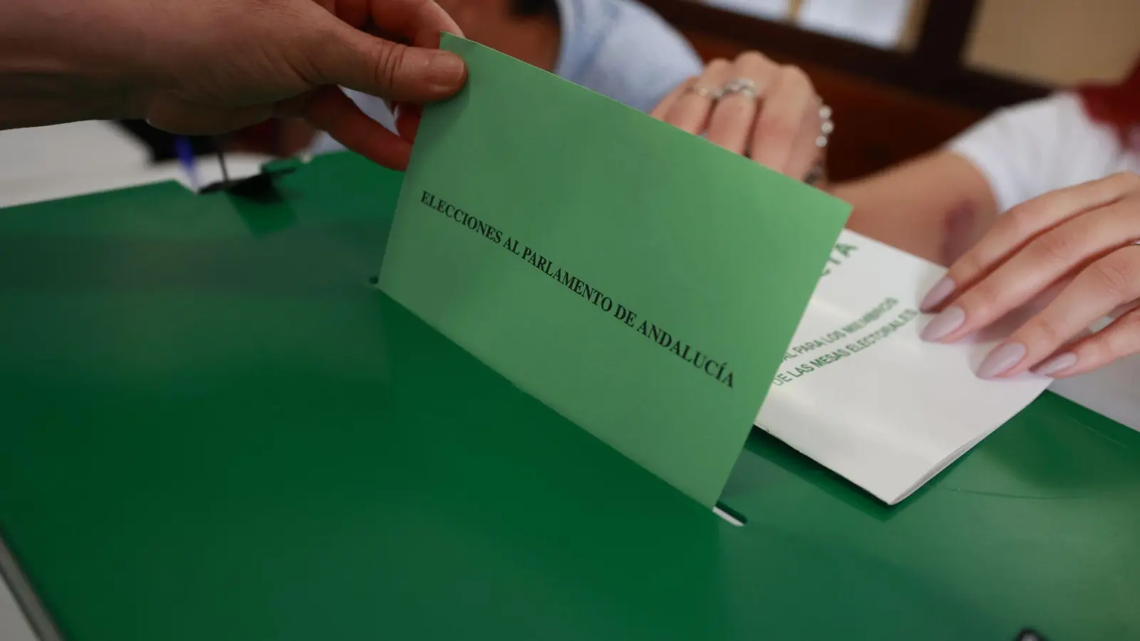 Die konservative Volkspartei PP hat bei der Regionalwahl in Andalusien ihre absolute Mehrheit verloren und ist in der bevölkerungsreichsten Region Spaniens künftig auf die rechtspopulistische Vox angewiesen.  (Foto: Rocío Ruz/EUROPA PRESS/dpa)
