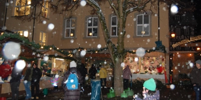 Viele schöne Stände mit Weihnachtsartikeln, Bastelarbeiten und Leckereien locken Besucher auf den Weihnachtsmarkt. (Foto: Stadt Creglingen)