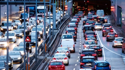 Straßenverkehr ist eine der Quellen für Feinstaub (Archivbild). (Foto: Matthias Balk/dpa)