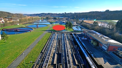 Auf dem Gelände östlich des Belebungsbeckens (rot markiert) wird vermutlich die vierte Reinigungsstufe des Ansbacher Zentralklärwerks gebaut. (Archivfoto: Jim Albright)