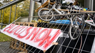 Studentinnen und Studenten blockierten am Mittwoch das Otto-Suhr-Institut der Freien Universität Berlin, um sich gegen Aufrüstung und Sozialkürzungen zu stellen. Die Aktion wurde von der Initiative „Gen Z regelt“ organisiert.  (Foto: Michael Ukas/dpa)