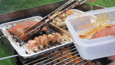 Beim Grillen mit Aluschalen sollte man erst später würzen, damit kein Aluminium in die Speisen übergeht. (Foto: Andrea Warnecke/dpa-tmn)