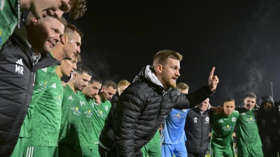 In der Regionalliga feierte die SpVgg Ansbach einen 3:1-Sieg über Wacker Burghausen. Trainer Niklas Reutelhuber zeigt danach an, wo es langgeht mit den nullneunern: nach oben. (Foto: Martin Rügner)