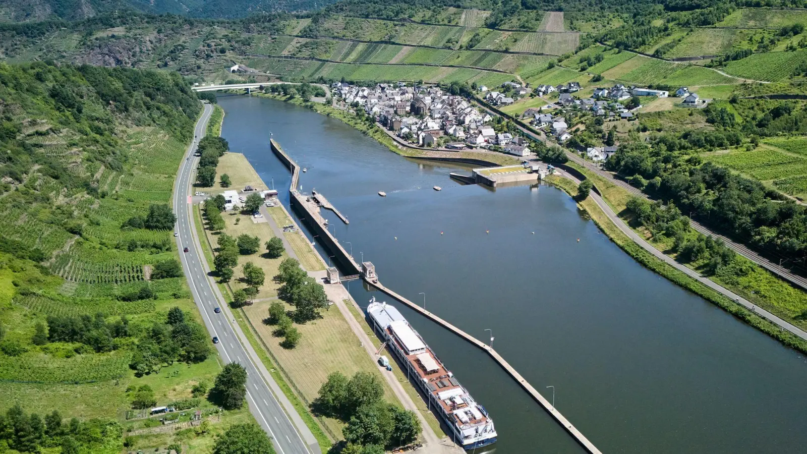 Nach einem Defekt an einem Fahrgastschiff fließen mehr als 100 Liter Diesel in die Mosel. (Symbolbild) (Foto: Sascha Ditscher/dpa)