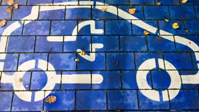 Der Preisunterschied zwischen Verbrennern und E-Autos ist zuletzt wieder gesunken. (Symbolbild) (Foto: Julian Stratenschulte/dpa)