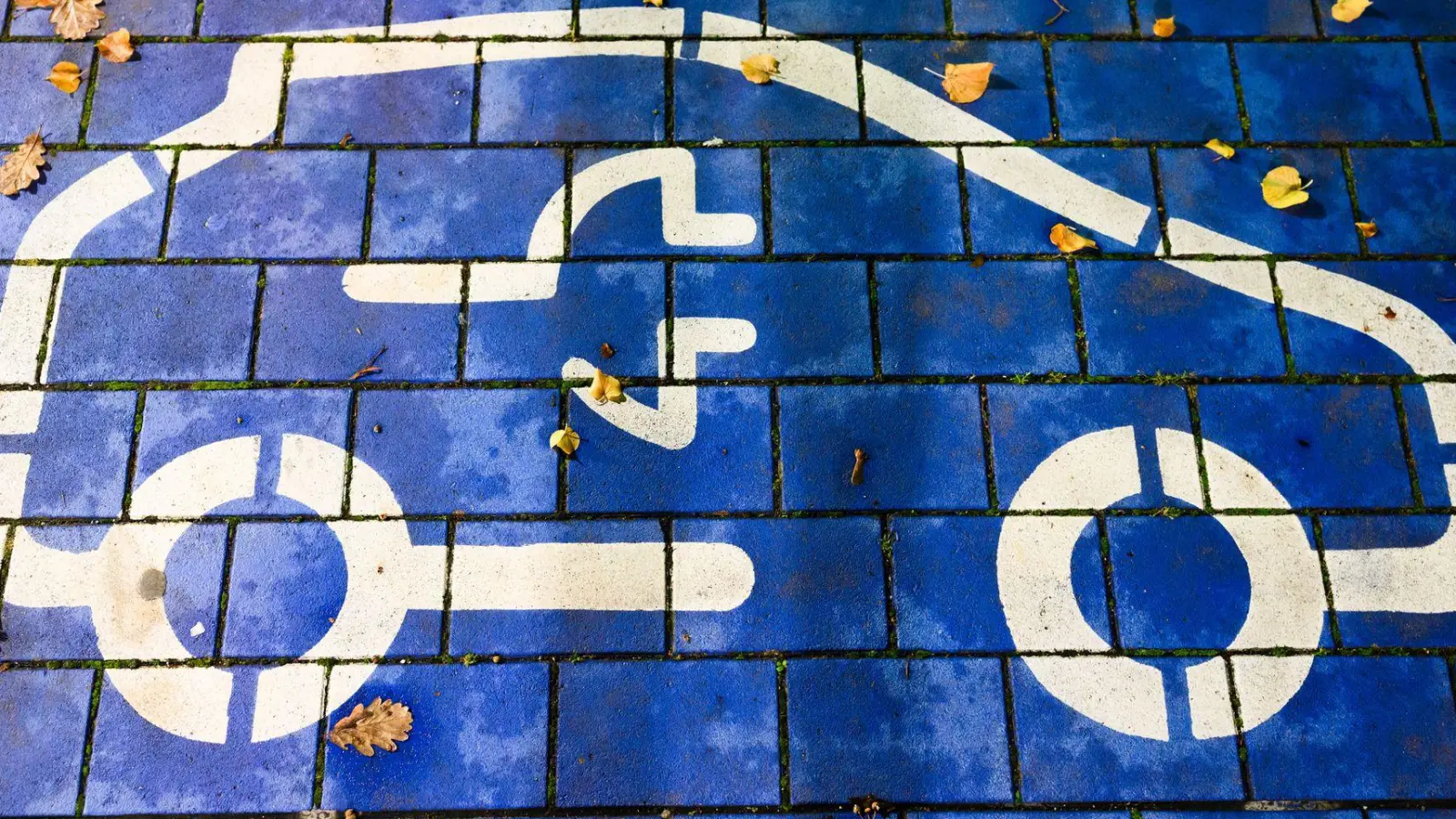 Der Preisunterschied zwischen Verbrennern und E-Autos ist zuletzt wieder gesunken. (Symbolbild) (Foto: Julian Stratenschulte/dpa)