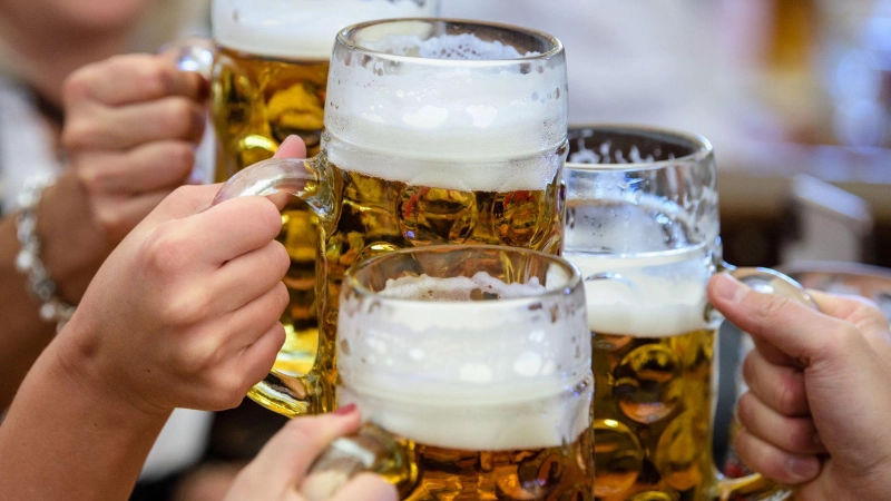 Der weltweite Bierdurst ist gesunken. (Archivbild) (Foto: Matthias Balk/dpa)