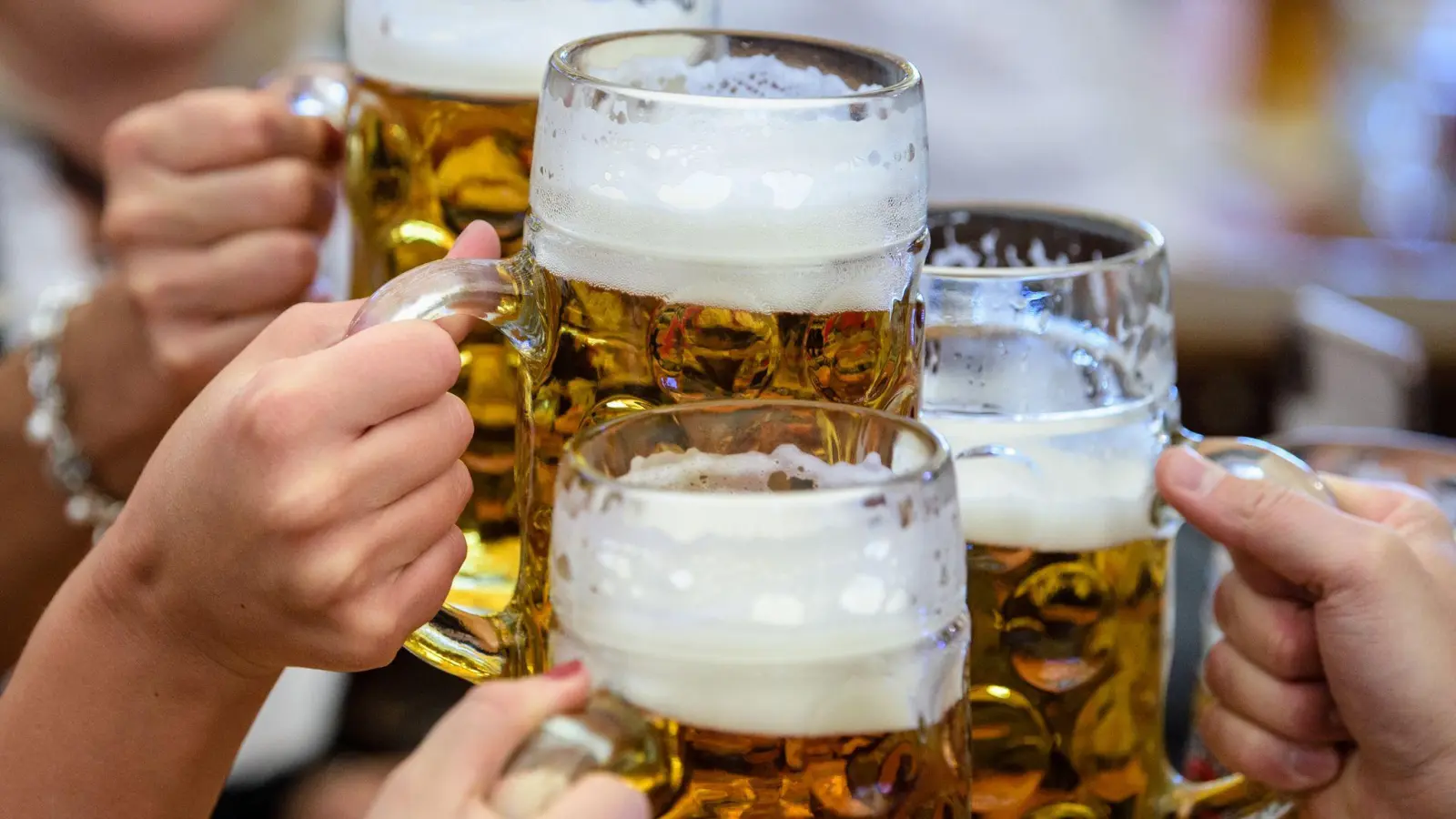 Der weltweite Bierdurst ist gesunken. (Archivbild) (Foto: Matthias Balk/dpa)