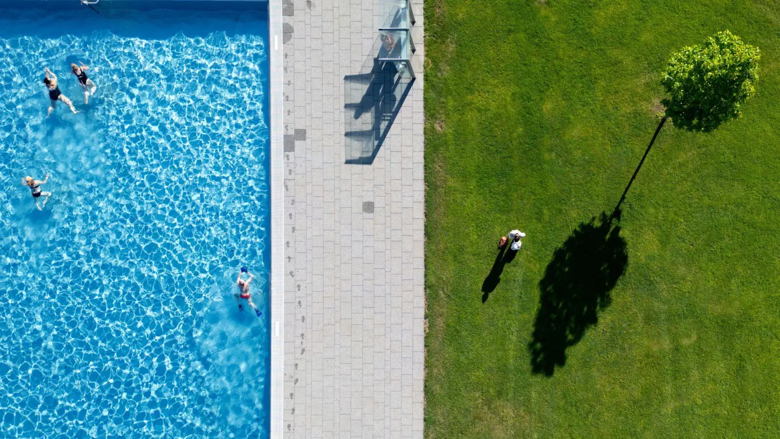 Das oft regnerische Wetter im Juli hat in vielen Freibädern in Bayern zu einem Besucherrückgang geführt. (Archivbild) (Foto: Sven Hoppe/dpa)