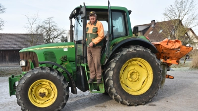 Rudi Bärthlein auf seinem Schlepper mit Streuaufsatz. Seit dem Jahr 2003 erledigt er den Winterdienst alleine in Baudenbach. Bei Schnee wird vorne noch das Räumschild angedockt. (Foto: Anita Dlugoß)