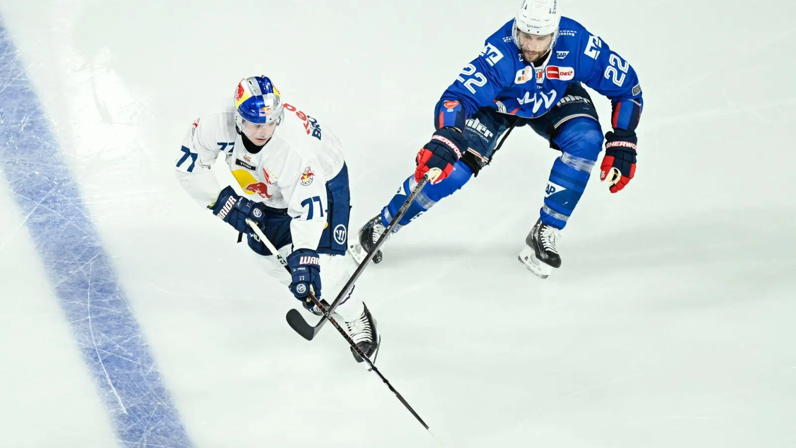 Das erste Playoff-Viertelfinale zwischen Mannheim und München war hart umkämpft. (Foto: Uwe Anspach/dpa)