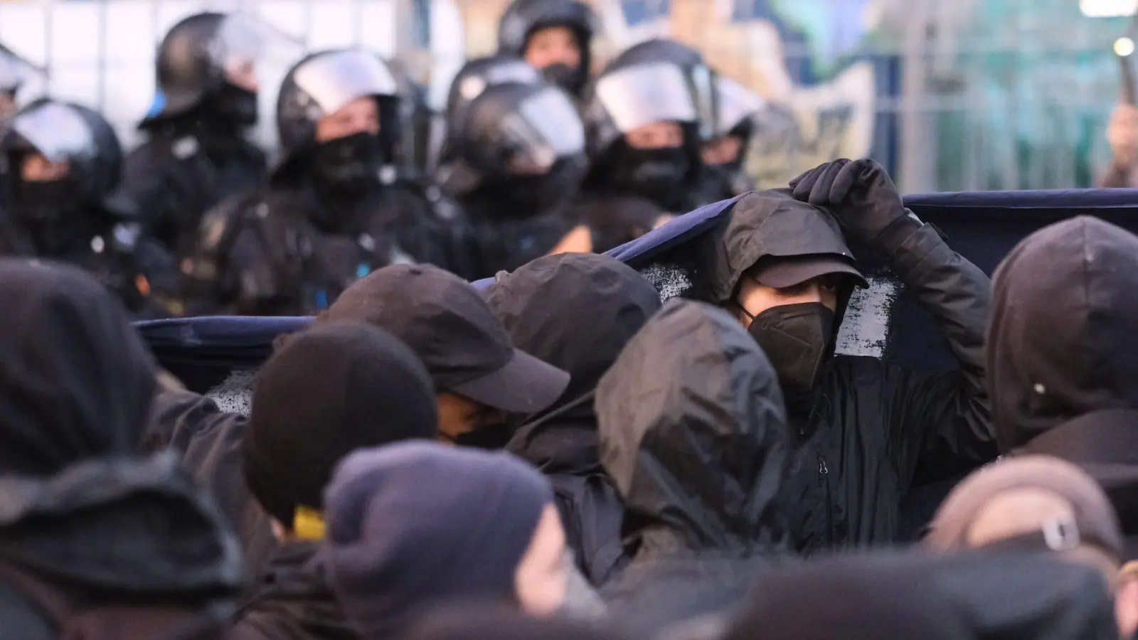 In Leipzig nahmen nach der Urteilsverkündung gegen Lina E. nach Polizeiangaben rund 500 Menschen an einer Demonstration teil. (Foto: Sebastian Willnow/dpa)