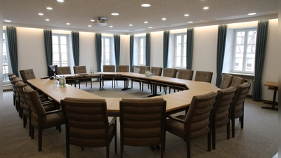 Helle Farben und zeitgemäßes Design: Der neue Sitzungssaal im Rathaus Leutershausen überzeugt mit moderner Atmosphäre. (Foto: Alexander Biernoth)