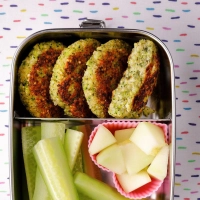 Wer beim Namen für die Quinoa-Brokkoli-Bratlinge kreativ wird, kann mit dem Inhalt bei seinem Schulkind garantiert punkten.  (Foto: Mona Binner/Gräfe und Unzer/dpa-tmn)