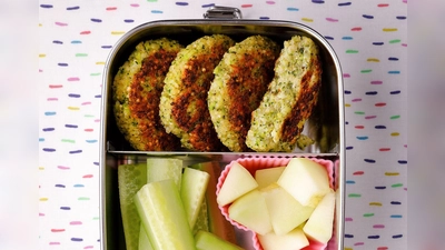 Wer beim Namen für die Quinoa-Brokkoli-Bratlinge kreativ wird, kann mit dem Inhalt bei seinem Schulkind garantiert punkten.  (Foto: Mona Binner/Gräfe und Unzer/dpa-tmn)