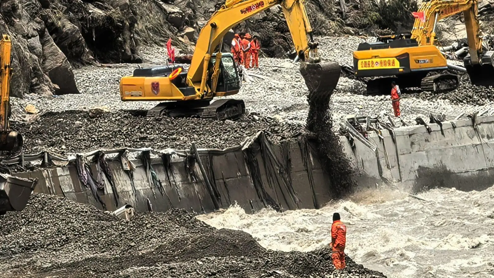 Die Straße zum Grenzposten Gyirong wurde durch die Flut unpassierbar.   (Foto: Uncredited/Xinhua/AP/dpa)