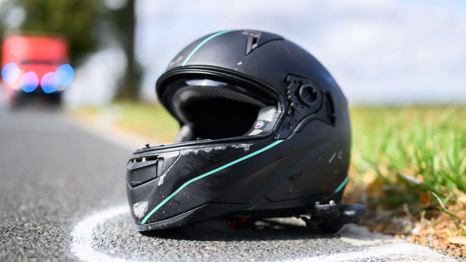 Für den Motorradfahrer kam jede Hilfe zu spät. (Symbolbild) (Foto: Julian Stratenschulte/dpa)