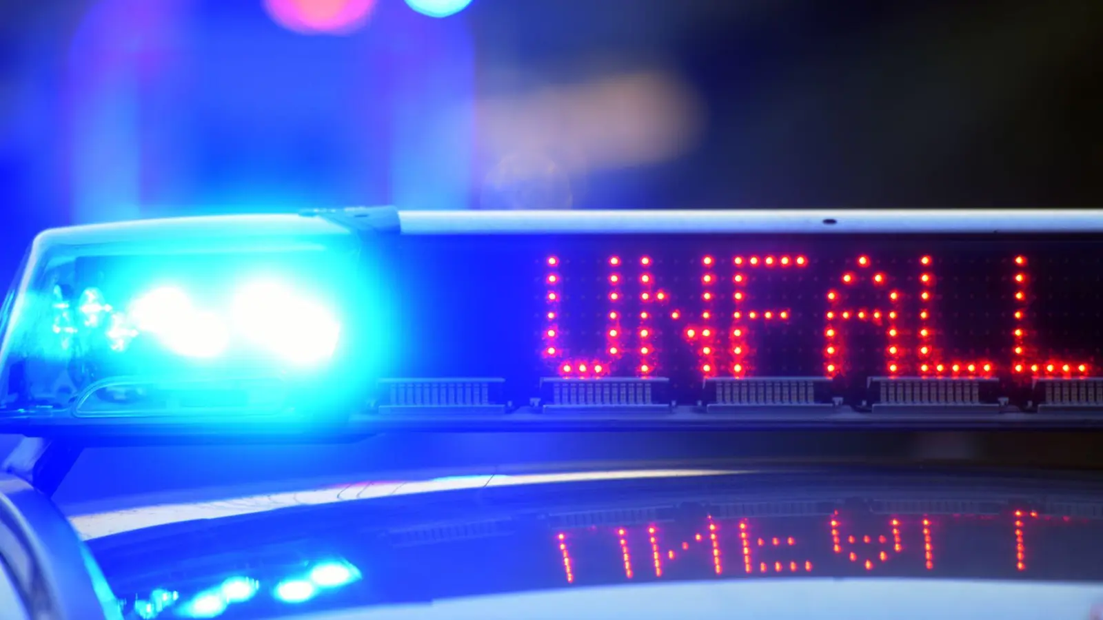 Am Montagnachmittag verursachte ein 18-Jähriger zwischen Aich und Petersaurach einen Unfall. Er verletzte sich dabei leicht. (Symbolbild: Stefan Puchner/dpa)