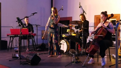 Miriam Hanika und ihre Band verliehen den Schlosshofkonzerte einen würdigen Schlusspunkt. Die gewohnte Abwechslung der Reihe wird damit perfekt widergespiegelt. (Foto: Rüdiger Pfeiffer)
