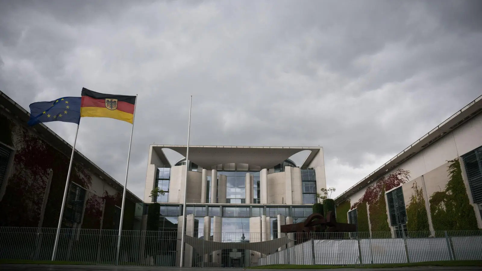 Dunkle Wolken über der Union und Kanzler Merz: Die große Mehrheit ist unzufrieden, die Umfragewerte sind im Keller.  (Foto: Sebastian Gollnow/dpa)