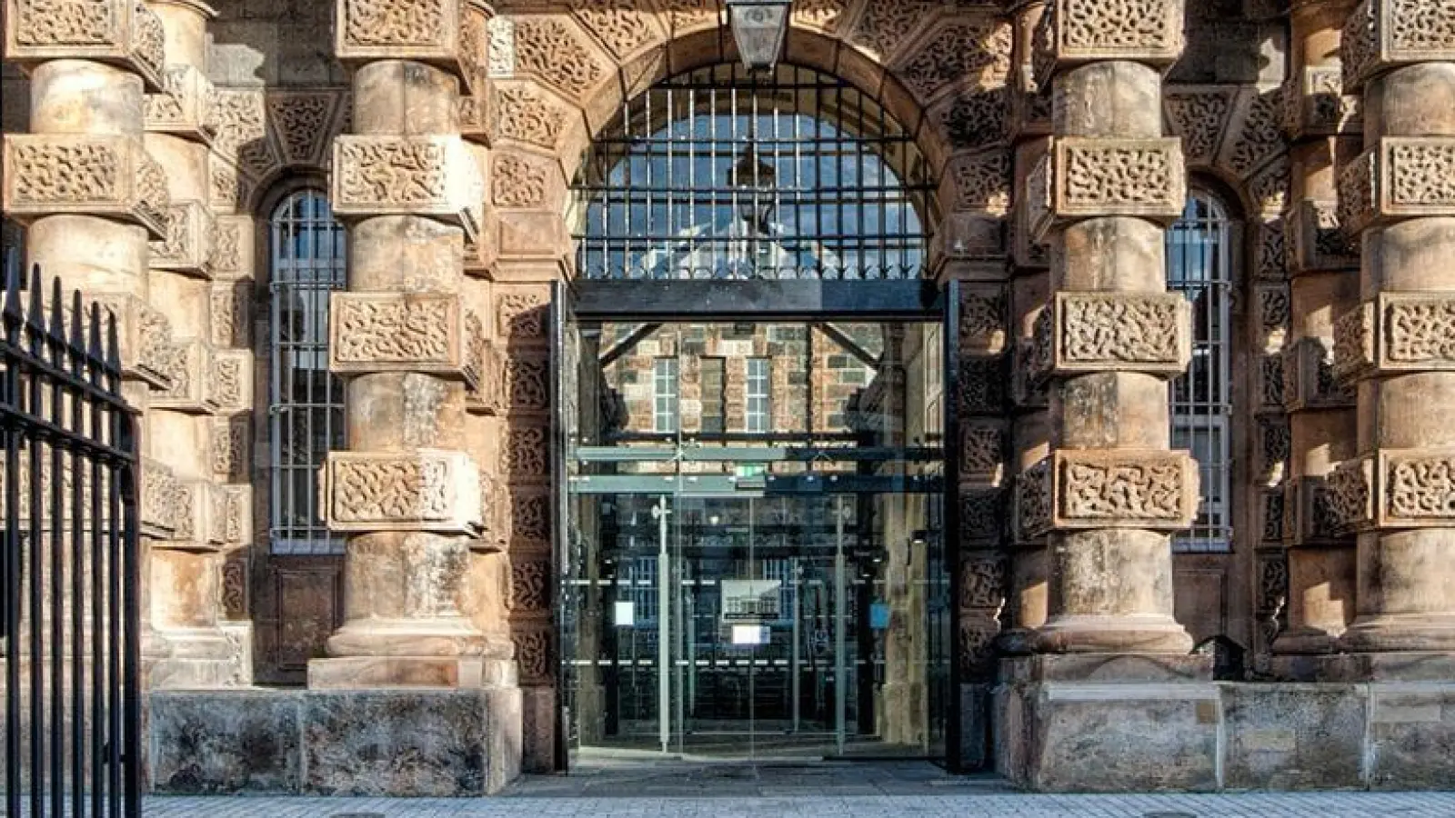 Das Gefängnis Crumlin Road Gaol wurde 1996 stillgelegt und ist heute Museum und Location für kulturelle Events und Veranstaltungen. (Foto: Bill Abernethy/Crumlin Road Gaol/Tourism Ireland/dpa)