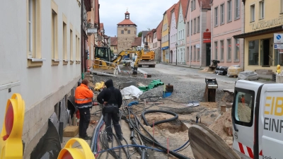 Die Arbeiten auf der Hauptstraßen-Nordseite (im Foto links) sind voll im Gange und sollen bis zum Jubiläumswochenende im Juni abgeschlossen sein. Die Südseite ist erst danach an der Reihe.  (Foto: Andreas Reum)