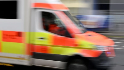 Sanitäter bringen das Mädchen in ein Krankenhaus. (Symbolbild) (Foto: Peter Kneffel/dpa)