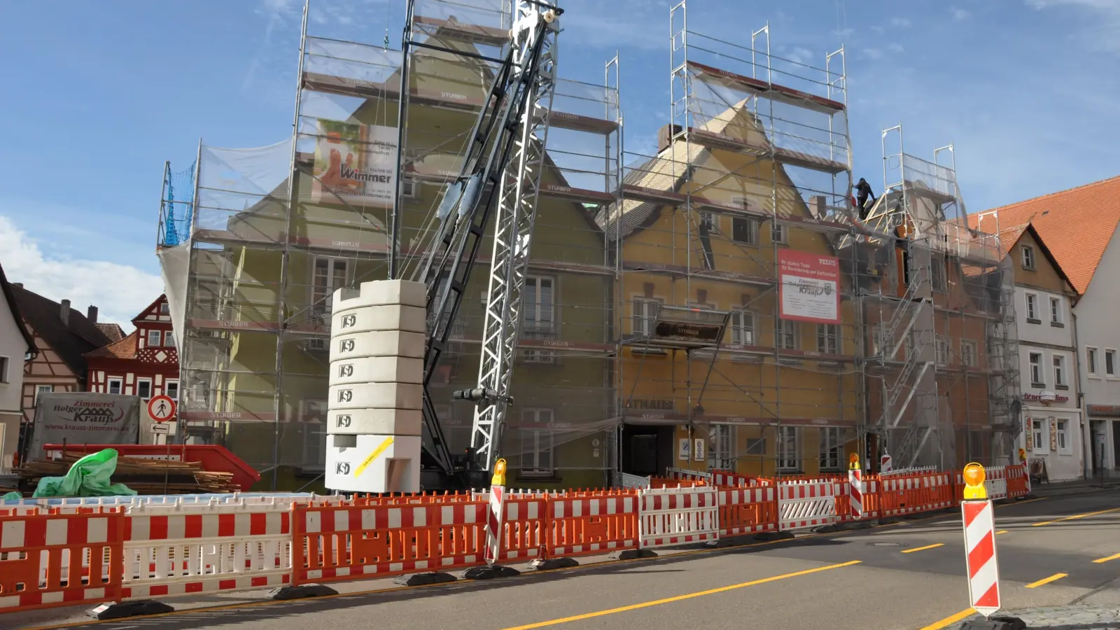 Die Dach- und Fassadensanierung hat das Leutershäuser Rathaus schon vor zwei Jahren hinter sich gebracht. Nun sind Umbau und Sanierung im Inneren an der Reihe. Am Ende wird das gesamte Projekt knapp zwei Millionen Euro gekostet haben. (Archivfoto: Wolfgang Grebenhof)
