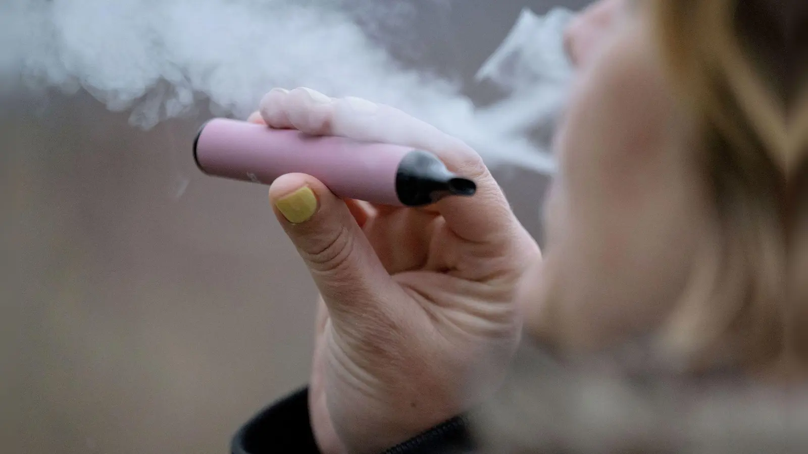 Wie groß ist das Gesundheitsrrisiko von E-Zigaretten? (Archivbild) (Foto: Marijan Murat/dpa/dpa-tmn)