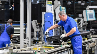 Die deutsche Zulieferindustrie ist bei Investitionen zunehmend zurückhaltend. (Archivbild) (Foto: Jens Kalaene/dpa-Zentralbild/dpa)