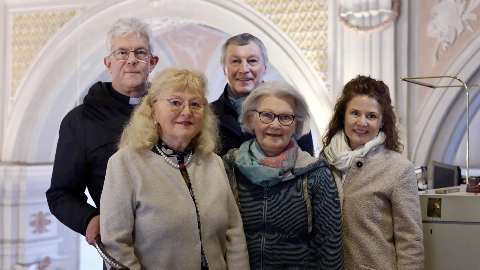 Stellten das Programm der Stiftsbasilikakonzerte Herrieden vor (von links): Mitglieder des Trägerkreises, Pfarrer Peter Hauf, Martina Roth-Ubl, Stefan Ubl, Elisabeth Vogl und Bürgermeisterin Dorina Jechnerer. (Foto: Thomas Wirth)