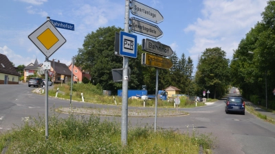 Die Emskirchener Bahnhofstraße soll in mehreren Abschnitten saniert werden. In diesem Zuge wird auch der Knotenpunkt zur Neustädter Straße neu gestaltet. (Foto: Johannes Zimmermann)