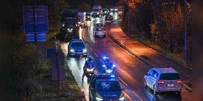 Die Polizei begleitete den Konvoi mit sechs Fahrzeugen.  (Foto: Mirko Fryska)