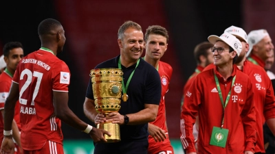Beim letzten Pokalsieg des FC Bayern im Jahr 2020 war Hansi Flick noch der Trainer. Im Finale besiegten die Münchner den aktuellen Halbfinalgegner Bayer Leverkusen. (Archivbild) (Foto: Annegret Hilse/Reuters/POOL/dpa)