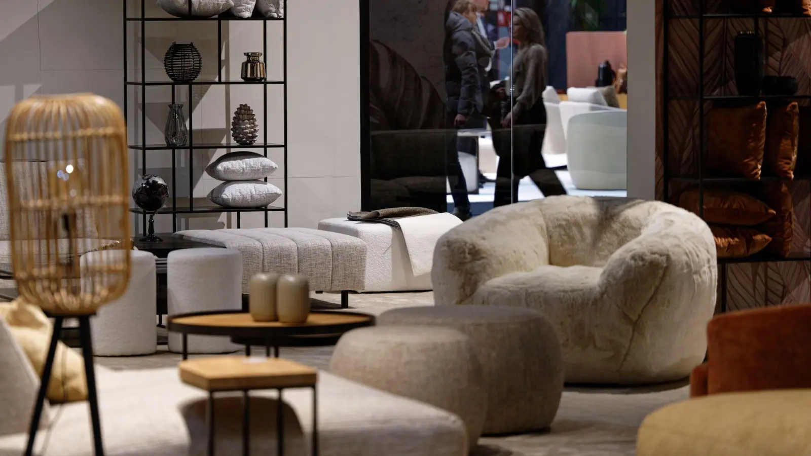 Möbel bei der Einrichtungsmesse IMM im Jahr 2024. Für 2025 wurde die Messe abgesagt. (Archivbild) (Foto: Henning Kaiser/dpa)