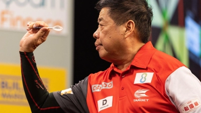 Ist bei der Darts-Team-WM in Frankfurt früh ausgeschieden: Paul Lim (Team Singapur). (Foto: Hannes P. Albert/dpa)