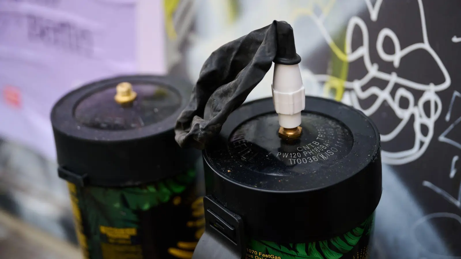 Der Konsum von Lachgas ist gerade für Minderjährige mit hohen Gesundheitsrisiken verbunden. (Symbolfoto) (Foto: Annette Riedl/dpa)