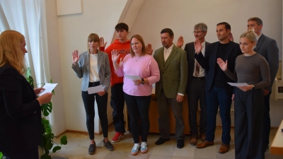 Formalitäten zum Start (von links): Bürgermeisterin Eva Didion vereidigte die neuen Stadträtinnen und Stadträte Kathrin Roth, Ben Herzog, Andrea Eger, Michael Wolf, Heiko Kernstock, Sebastian Gaukler, Thomans Kohrmann und Annabel Rauh. (Foto: Florian Schwab)