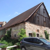 Die Roßmühle auf dem Huppmann-Banse-Areal in Feuchtwangens Altstadt: Gemäß der vorliegenden Planung wird das Einzeldenkmal saniert und durch einen Neubau am Bestandsgebäude verlängert.  (Foto: Jasmin Kiendl)