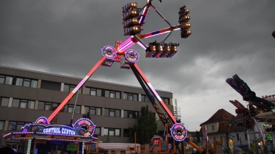 Ob in der Riesenschaukel, im Zelt oder am Schießstand: Beim Frühlingsfest in Ansbach ist für alle etwas geboten. (Foto: Robert Maurer)