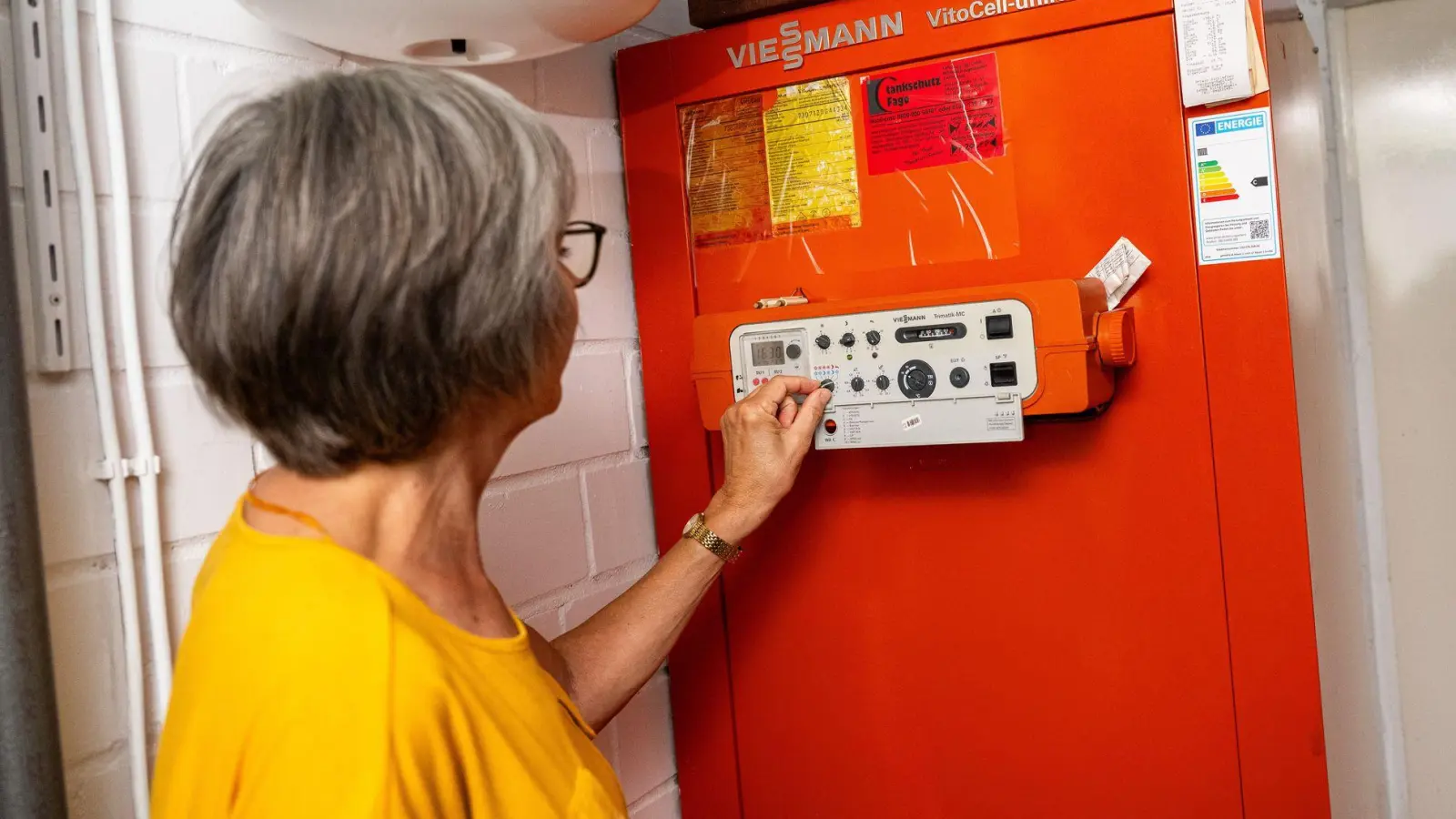 Na, ist da noch alles in Ordnung? Oder nutzen Hauseigentümer die Sommerpause lieber für eine Heizungsmodernisierung? (Foto: Benjamin Nolte/dpa-tmn)