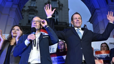 FPÖ-Bundesparteiobmann Herbert Kickl (l) und Spitzenkandidat Harald Vilimsky feiern auf einer Wahlparty. (Foto: Helmut Fohringer/APA/dpa)