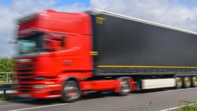 Insgesamt acht Lkw-Fahrer ignorierten am Dienstagmorgen die Gewichtsbeschränkung an der Stauferwallbrücke in Dinkelsbühl. (Symbolbild: Patrick Pleul/zb/dpa)